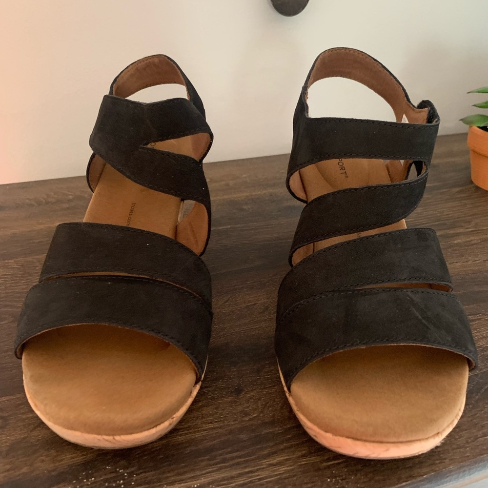 Black Strappy Rockport Women’s Sandals